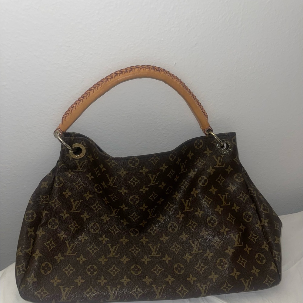 Artsy MM Louis Vuitton bag.